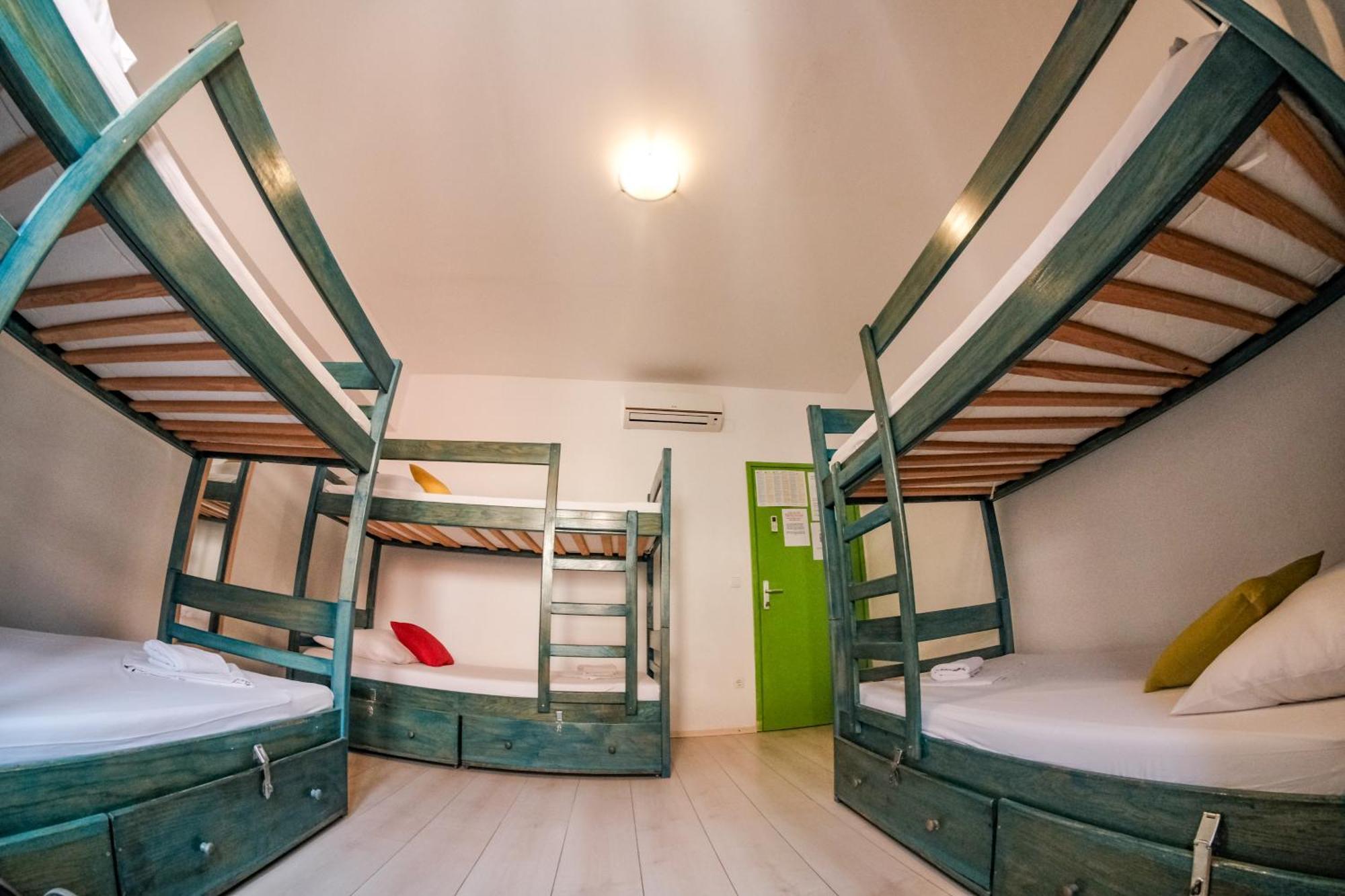 White Rabbit Hostel Хвар Екстер'єр фото